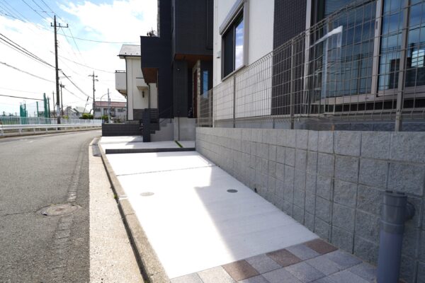 幅員にゆとりある前面道路に面し、駐車もスムーズ。開放感あるカースペースが日々の暮らしを支えます。(外観) 幅員にゆとりある前面道路に面し、駐車もスムーズ。開放感あるカースペースが日々の暮らしを支えます。(外観)