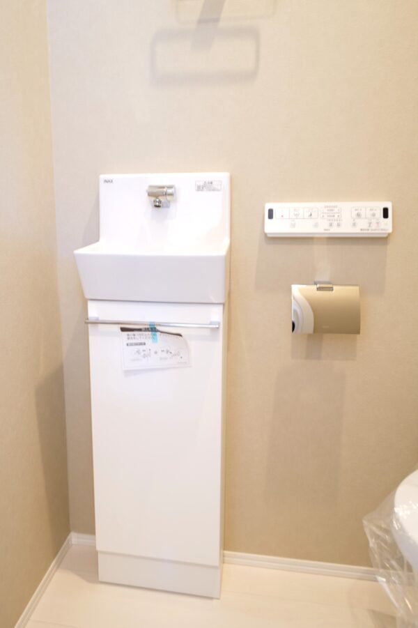 トイレ内に独立した手洗い洗面台を完備。使用後すぐに手を洗えるため衛生的で、来客時もプライベートな洗面室を案内することなくスマートに対応できます。日々の暮らしに清潔感とゆとりを添える設計です。(内装) トイレ内に独立した手洗い洗面台を完備。使用後すぐに手を洗えるため衛生的で、来客時もプライベートな洗面室を案内することなくスマートに対応できます。日々の暮らしに清潔感とゆとりを添える設計です。(内装)
