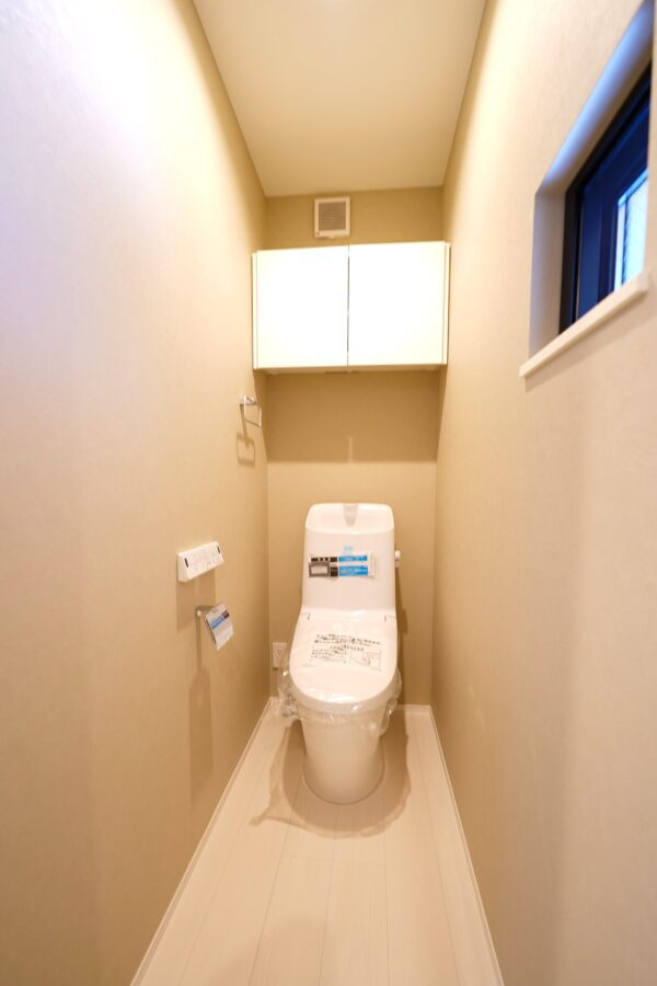 トイレは各階2カ所に設置し、朝の混雑時もスムーズ。全箇所に換気窓を完備しているため、自然光を取り入れつつ、いつでも新鮮な空気が入れ替わる清潔で心地よいサニタリー空間を保てます。(内装) トイレは各階2カ所に設置し、朝の混雑時もスムーズ。全箇所に換気窓を完備しているため、自然光を取り入れつつ、いつでも新鮮な空気が入れ替わる清潔で心地よいサニタリー空間を保てます。(内装)