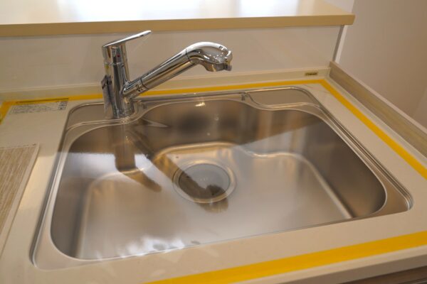見た目もスッキリした浄水器一体型シャワー水栓を設置。シャワーヘッドを引き出せるため大きな鍋の洗浄やシンクボールの隅々まで流すメンテナンスも簡単です。いつでも美味しい水が使え日々の掃除も快適になります。(キッチン) 見た目もスッキリした浄水器一体型シャワー水栓を設置。シャワーヘッドを引き出せるため大きな鍋の洗浄やシンクボールの隅々まで流すメンテナンスも簡単です。いつでも美味しい水が使え日々の掃除も快適になります。(キッチン)