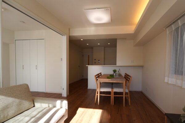 南西側に面した窓から明るく暖かな陽差しがたっぷりと差し込む約13.2帖のLDK。日照時間が長く、冬場もポカポカとした心地よさを感じられます。開放感あふれる明るい空間で家族との穏やかな時間を過ごせます。(居間) 南西側に面した窓から明るく暖かな陽差しがたっぷりと差し込む約13.2帖のLDK。日照時間が長く、冬場もポカポカとした心地よさを感じられます。開放感あふれる明るい空間で家族との穏やかな時間を過ごせます。(居間)
