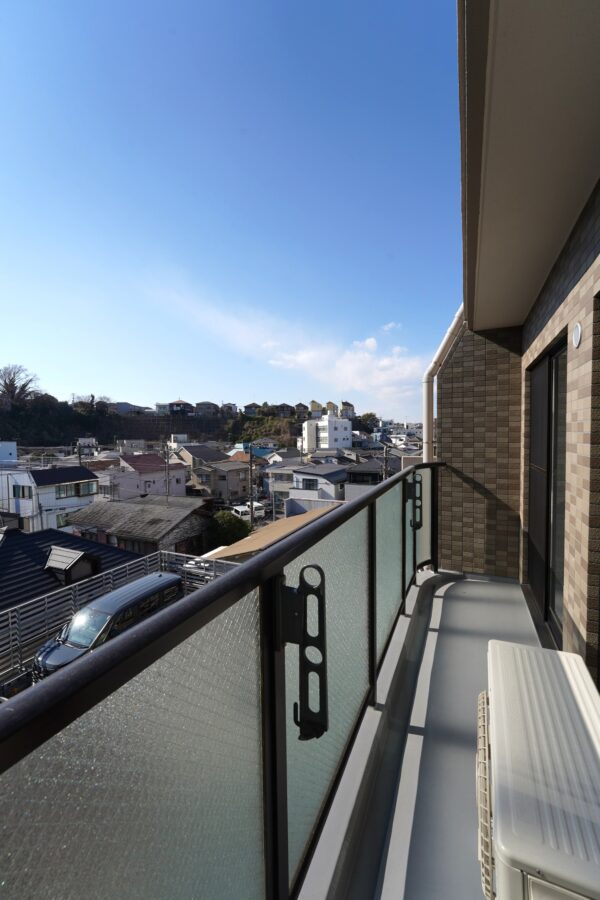 南西向きバルコニーから眼下に住宅地を望む、日照・開放感ともに良好です。遮るもののない景色が広がり、心地よい陽光が室内までたっぷり届きます。穏やかな街並みを眺めながら、のんびりと寛げる開放的な空間です。 南西向きバルコニーから眼下に住宅地を望む、日照・開放感ともに良好です。遮るもののない景色が広がり、心地よい陽光が室内までたっぷり届きます。穏やかな街並みを眺めながら、のんびりと寛げる開放的な空間です。