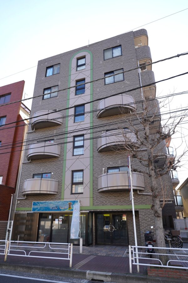 室内フルリノベーション済！上層階につき陽当り・眺望良好です。平坦地でスーパーや病院が身近に揃い、交通アクセスも至便な暮らしやすい環境。