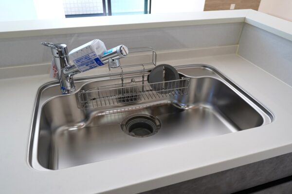 キッチンシンクには、便利な浄水器一体型水栓を採用。場所を取らずに、いつでも美味しいお水が手軽に使えます。切り替えもワンタッチでスムーズ。シンク周りもスッキリと片付く、機能的な設計です。(キッチン) キッチンシンクには、便利な浄水器一体型水栓を採用。場所を取らずに、いつでも美味しいお水が手軽に使えます。切り替えもワンタッチでスムーズ。シンク周りもスッキリと片付く、機能的な設計です。(キッチン)