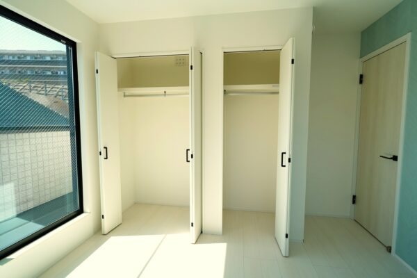 3階の約6.5帖洋室には、便利なダブルクローゼットを完備。ご夫婦で左右を使い分けたり、季節ごとに衣類を整理したりと、収納力良好です。お部屋を広くスッキリと保てる、ゆとりある住空間。(内装) 3階の約6.5帖洋室には、便利なダブルクローゼットを完備。ご夫婦で左右を使い分けたり、季節ごとに衣類を整理したりと、収納力良好です。お部屋を広くスッキリと保てる、ゆとりある住空間。(内装)
