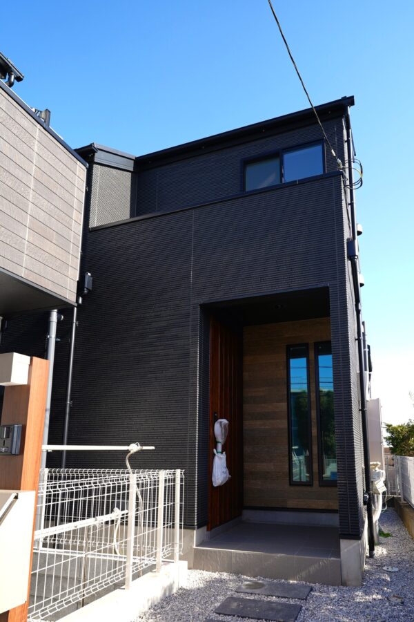 建物完成につき内覧可能。隣地との間隔を確保した開放感ある設計。落ち着いた住環境で新生活を。(外観)