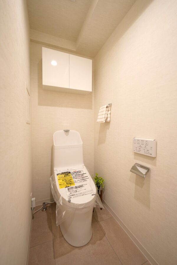 清潔感あふれる最新トイレへ新規交換。上部収納付きで、予備品もスッキリ隠して収納できる機能的な空間です。(内装) 清潔感あふれる最新トイレへ新規交換。上部収納付きで、予備品もスッキリ隠して収納できる機能的な空間です。(内装)