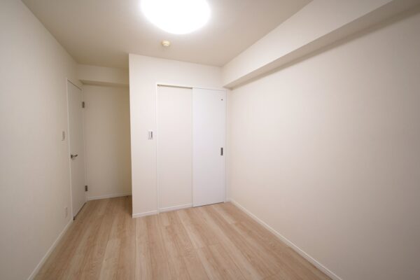 約5.5帖の洋室はWIC付きで、荷物をスッキリ収納可能。居住空間を広々と有効に活用できる設計です。(寝室) 約5.5帖の洋室はWIC付きで、荷物をスッキリ収納可能。居住空間を広々と有効に活用できる設計です。(寝室)