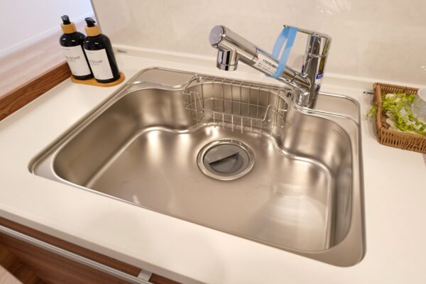 浄水器一体型でいつでも美味しいお水を。シャワーノズル付きでシンクの隅々まで楽にお手入れ可能です。(キッチン) 浄水器一体型でいつでも美味しいお水を。シャワーノズル付きでシンクの隅々まで楽にお手入れ可能です。(キッチン)