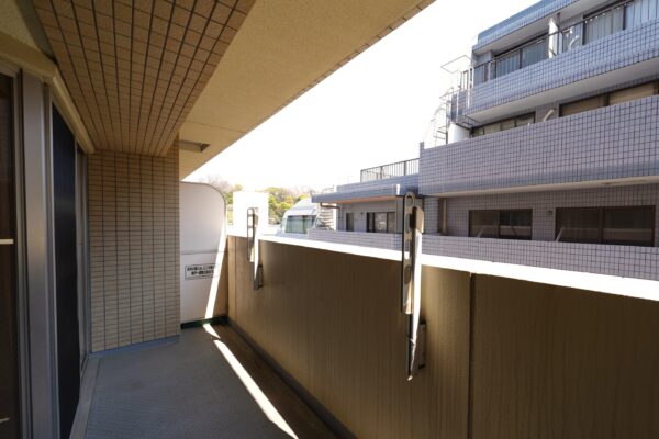 東南向きで陽光あふれるバルコニー。心地よい朝日が差し込み、お洗濯物もよく乾く明るい空間です。 東南向きで陽光あふれるバルコニー。心地よい朝日が差し込み、お洗濯物もよく乾く明るい空間です。