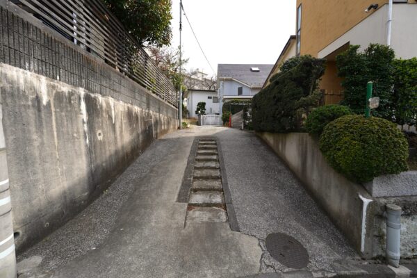 関係者以外の車が侵入しない私道につき、静寂と安全が守られる、家族に優しい住環境。(外観) 関係者以外の車が侵入しない私道につき、静寂と安全が守られる、家族に優しい住環境。(外観)
