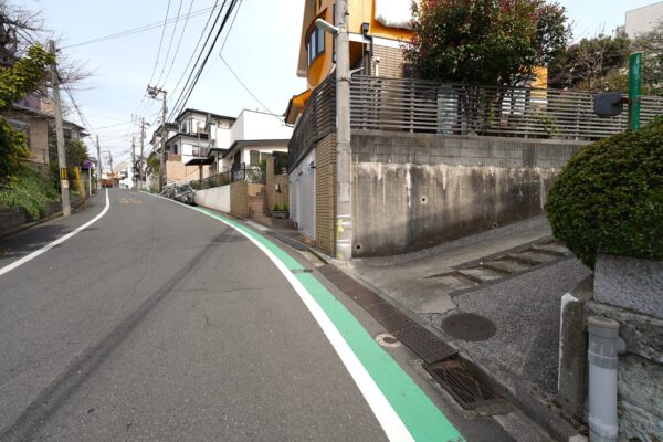 交通量の少なさがもたらす、澄んだ空気と静けさ。住むほどに愛着が湧く、落ち着いた立地。(外観) 交通量の少なさがもたらす、澄んだ空気と静けさ。住むほどに愛着が湧く、落ち着いた立地。(外観)