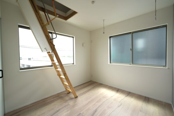 納や趣味の場として、暮らしに小さな冒険を添える一室。はしごの先には、屋根裏スペースが広がります。(内装) 納や趣味の場として、暮らしに小さな冒険を添える一室。はしごの先には、屋根裏スペースが広がります。(内装)