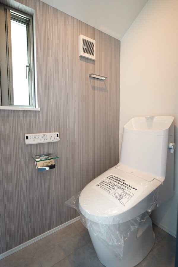 トイレは2か所設置で、忙しい朝も安心。窓付きで明るく、換気性にも優れた快適な空間です。(内装) トイレは2か所設置で、忙しい朝も安心。窓付きで明るく、換気性にも優れた快適な空間です。(内装)