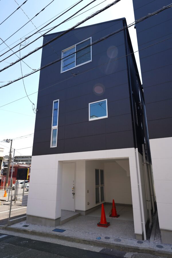 即入居可!二面道路で開放感たっぷり。陽当り良く収納も充実。周辺環境も整う快適な住まいです。(外観) 即入居可!二面道路で開放感たっぷり。陽当り良く収納も充実。周辺環境も整う快適な住まいです。(外観)