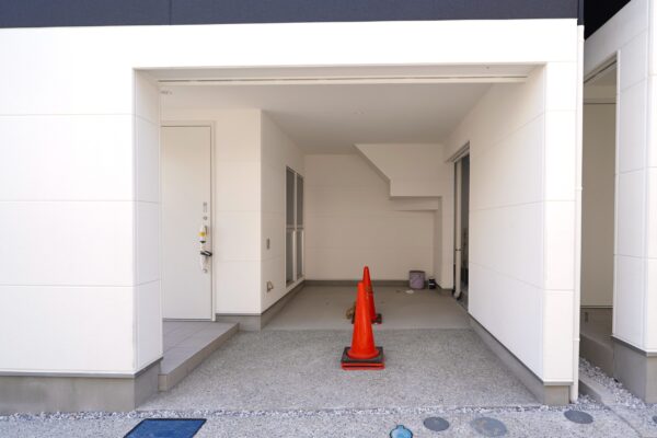 荷物の積み下ろしもスムーズなガレージ直結の動線。雨の日も濡れずに室内へ移動できる、安心の設計です。 荷物の積み下ろしもスムーズなガレージ直結の動線。雨の日も濡れずに室内へ移動できる、安心の設計です。