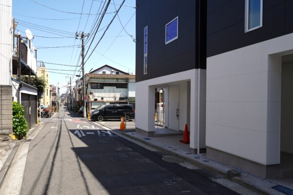 前面道路は交通量が少なく、落ち着いて車庫入れが可能。運転が苦手な方にも安心のゆとりある住環境です。 前面道路は交通量が少なく、落ち着いて車庫入れが可能。運転が苦手な方にも安心のゆとりある住環境です。