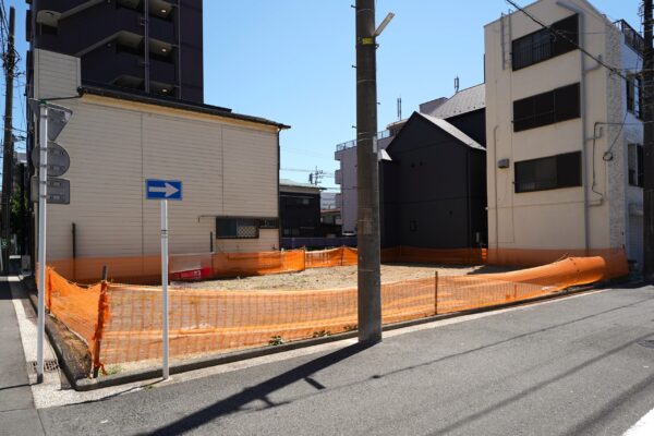 開放感に恵まれた北東角地。二面から光と風を採り込めるため通風も良好で明るい住まいが実現します。(外観) 開放感に恵まれた北東角地。二面から光と風を採り込めるため通風も良好で明るい住まいが実現します。(外観)