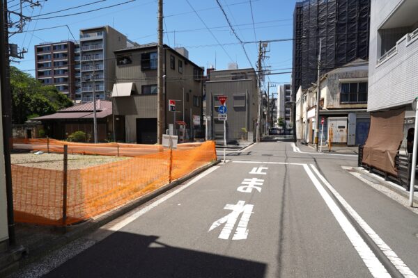 東側は幅員約5.9mの道路に面し、車の出し入れもスムーズ。交通量が少なめで静かな住環境が保たれます。(外観) 東側は幅員約5.9mの道路に面し、車の出し入れもスムーズ。交通量が少なめで静かな住環境が保たれます。(外観)