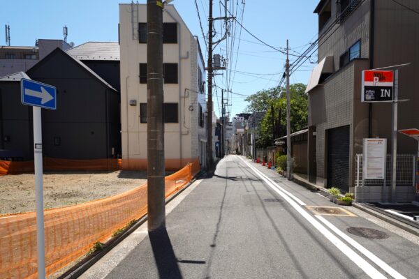 北側幅員約5.9m道路、一方通行で交通量が少なく、小さなお子様がいるご家庭も安心です。(外観) 北側幅員約5.9m道路、一方通行で交通量が少なく、小さなお子様がいるご家庭も安心です。(外観)