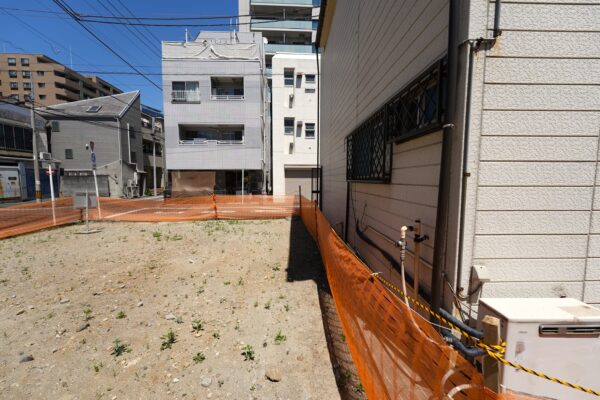 現況更地ですが、地中に旧建物の改良杭が一部残存しています(外観) 現況更地ですが、地中に旧建物の改良杭が一部残存しています(外観)