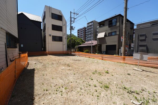 現況は更地のため、遮るものなく陽当り良好。理想の邸宅を思い描く、自由な建築プランが実現可能です。(外観) 現況は更地のため、遮るものなく陽当り良好。理想の邸宅を思い描く、自由な建築プランが実現可能です。(外観)