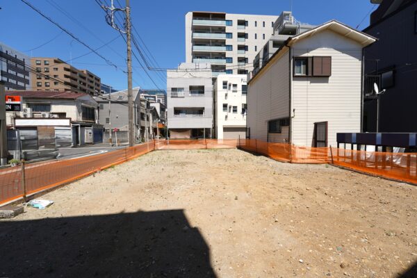 北側約17m、東側約8.7mの間口を確保。開放感があり、ゆとりある並列駐車や多彩な設計を叶えます。(外観) 北側約17m、東側約8.7mの間口を確保。開放感があり、ゆとりある並列駐車や多彩な設計を叶えます。(外観)
