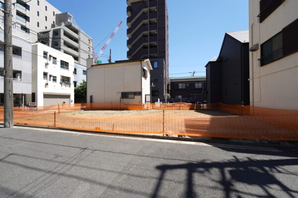 北側幅員約5.9m道路、一方通行で交通量が少なく、小さなお子様がいるご家庭も安心です。(外観) 北側幅員約5.9m道路、一方通行で交通量が少なく、小さなお子様がいるご家庭も安心です。(外観)