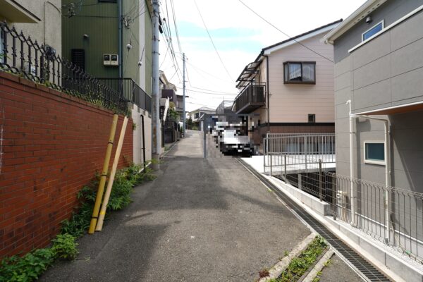 前面道路は通り抜けができない設計のため、外部車両の侵入がなく静かで安全な環境です。小さなお子様がいるご家庭でも安心してお過ごしいただけます。車通りが少なく、落ち着いた住環境が毎日の安らぎを守ります。(周辺)