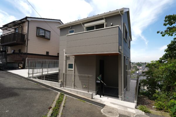建物はすでに完成しておりますので、実際の室内や広さ、眺望の抜け感を現地でゆっくりとご確認いただけます。暮らしのイメージが膨らむ空間を、ぜひご自身の目でご体感ください。(外観)