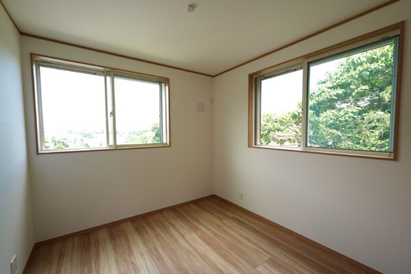 隣地建物が一段低いため、1階にいながらも視界を遮るものがない開放的な眺望を楽しめます。光と風が通り抜ける心地よさを感じながら、プライベートな時間をお過ごしください。(内装)