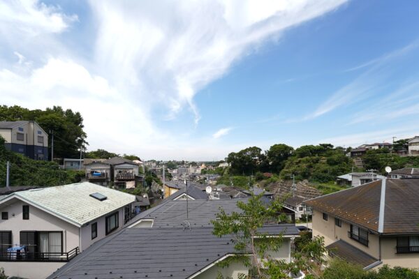 隣地が低く、視界を遮る建物がないため開放感あふれる眺望が魅力です。室内には柔らかな自然光と心地よい風が通り抜け、日々の暮らしに安らぎを添えます。開放的な空間で心身ともにリラックスできる住まいです。