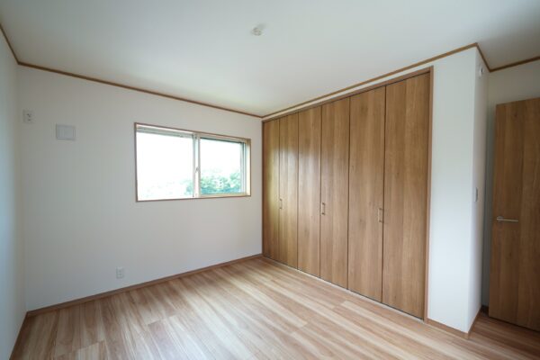 2階の洋室にはワイドスパンのクローゼットを完備。収納力が高く、季節物の衣類もすっきりと整理可能です。(内装)