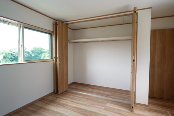 各居室にクローゼットを完備しました。大切な衣類をすっきりと整理でき、お部屋を広々と使えるため、インテリアの自由度も高まります。整理整頓が叶う快適な空間で、心にゆとりのある暮らしをお過ごしください。(内装)