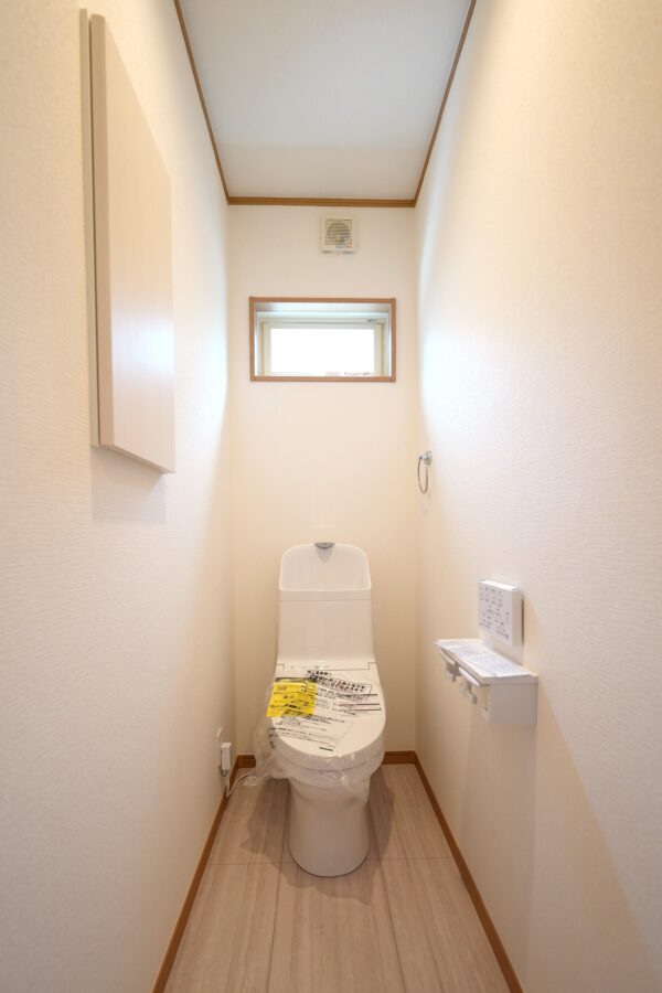 1階と2階それぞれにトイレを配置し、忙しい朝も家族の動線が重ならず快適です。どちらにも換気窓を備えているため、光と風を取り込み清潔な空気を保てます。家族みんなが気持ちよく使える心遣いのある設計です。(周辺)