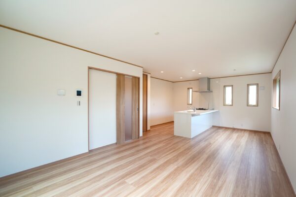 17.8帖のゆとりあるLDKは、家族が自然と集まる憩いの場。広々とした空間は、家具の配置もしやすく、ゆったりとした時間を共有できます。明るく開放的なリビングで、家族の笑顔が広がる心地よい暮らしを。(内装)