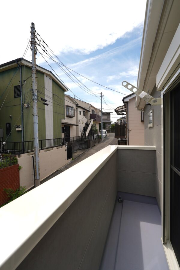 南西向きのバルコニーは、午後の温かな光が室内まで心地よく届く特等席。洗濯物も乾きやすく、陽だまりの中で読書やティータイムを楽しめます。明るい光に包まれる穏やかな日常が、ここから始まります。(内装)