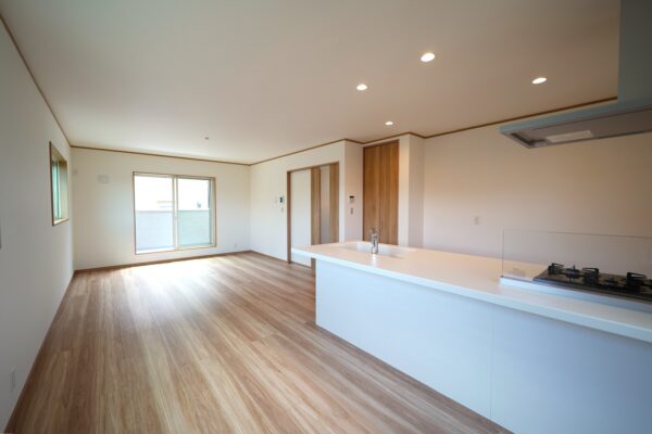 建物完成済みのため、明るく開放感あふれるLDKを実際にご体感いただけます。差し込む光と広い空間が生む心地よさは現地ならではの魅力。ぜひ直接足をお運びいただき、家族が寛ぐ理想の住まいをご体感ください。(居間)