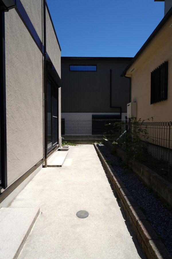嬉しいお庭スペース付きの住まい。ガーデニングを楽しんだり、自転車やバイクの置き場としても活用できます。(外観) 嬉しいお庭スペース付きの住まい。ガーデニングを楽しんだり、自転車やバイクの置き場としても活用できます。(外観)
