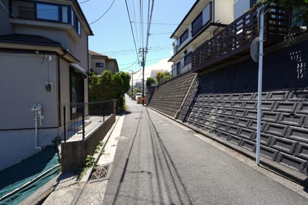 前面は主に近隣住民が利用する生活道路。車の通りが制限され、静かで落ち着いた暮らしが叶います。(周辺) 前面は主に近隣住民が利用する生活道路。車の通りが制限され、静かで落ち着いた暮らしが叶います。(周辺)