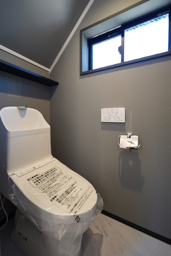 1階と2階の2カ所にトイレを配置。自然換気が行える窓付きで衛生面も快適、ご家族でスムーズに使えます。(内装) 1階と2階の2カ所にトイレを配置。自然換気が行える窓付きで衛生面も快適、ご家族でスムーズに使えます。(内装)