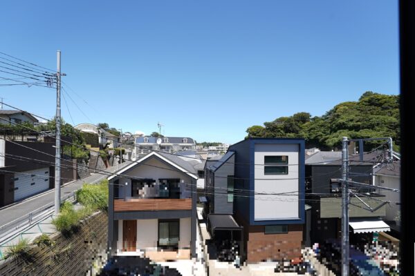 北側隣地より高い位置にあり、心地よい風と空間の広がりを実感。窮屈感のない開放的な住環境が魅力です。 北側隣地より高い位置にあり、心地よい風と空間の広がりを実感。窮屈感のない開放的な住環境が魅力です。