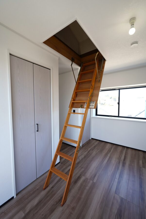 2階洋室には便利な屋根裏収納庫を完備。季節ものの衣類や大きな荷物をしまえ、居室を広く使えます。(内装) 2階洋室には便利な屋根裏収納庫を完備。季節ものの衣類や大きな荷物をしまえ、居室を広く使えます。(内装)