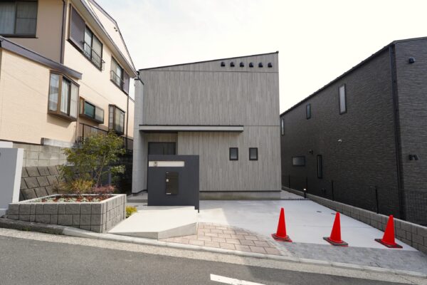 所有感・満足感を満たすシンプルモダンな外観です♪(玄関)