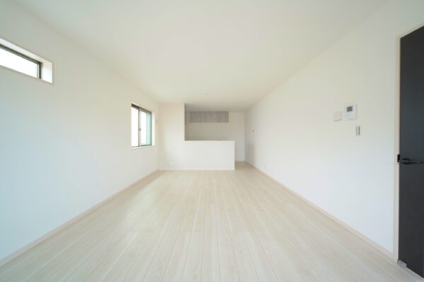 床材、クロス、建具など飽きがこない明るいホワイト系の色を採用しました♪(居間)