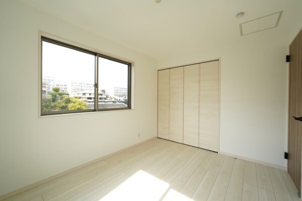2階約6帖洋室部分♪南西・北西に面した窓より陽差し差し込む明るいお部屋です♪(寝室)
