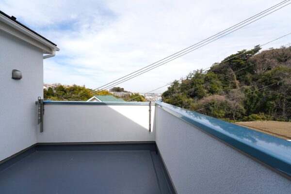約7帖の広さがある大型バルコニー♪眼下に街並みを見渡す開放感良好なバルコニースペースです♪天気の良い日には心地良い風を感じながらコーヒータイムなど・・