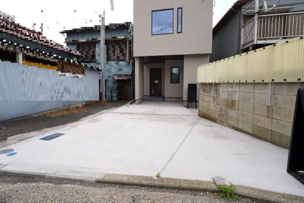 カースペースは1台分♪接道間口は約2.5ｍとなりますが奥行が御座いますので、お車以外に家族の自転車などの駐輪も可能です♪(外観)