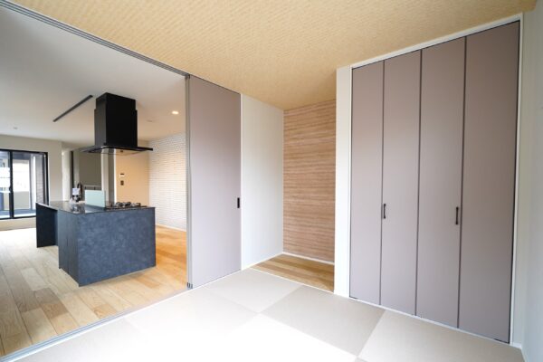 2階6.1帖和室♪LDKに続くこのお部屋は普段は開放してゆとりある空間を楽しみ、また来客時はゲストルームとしても便利です♪(キッチン)