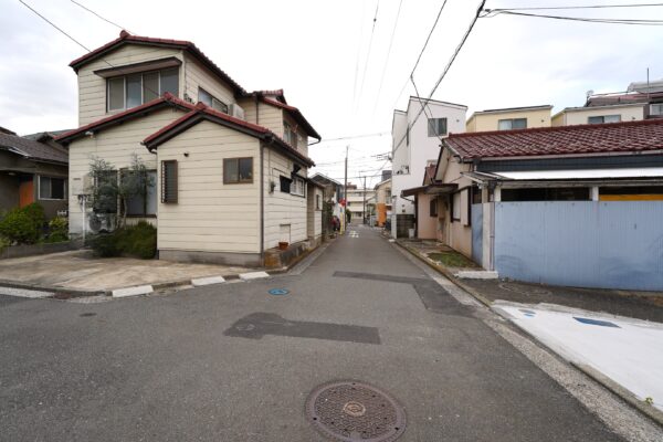 前面道路は交通量も少なく静かで暮らしやすい住宅環境となります♪(外観)